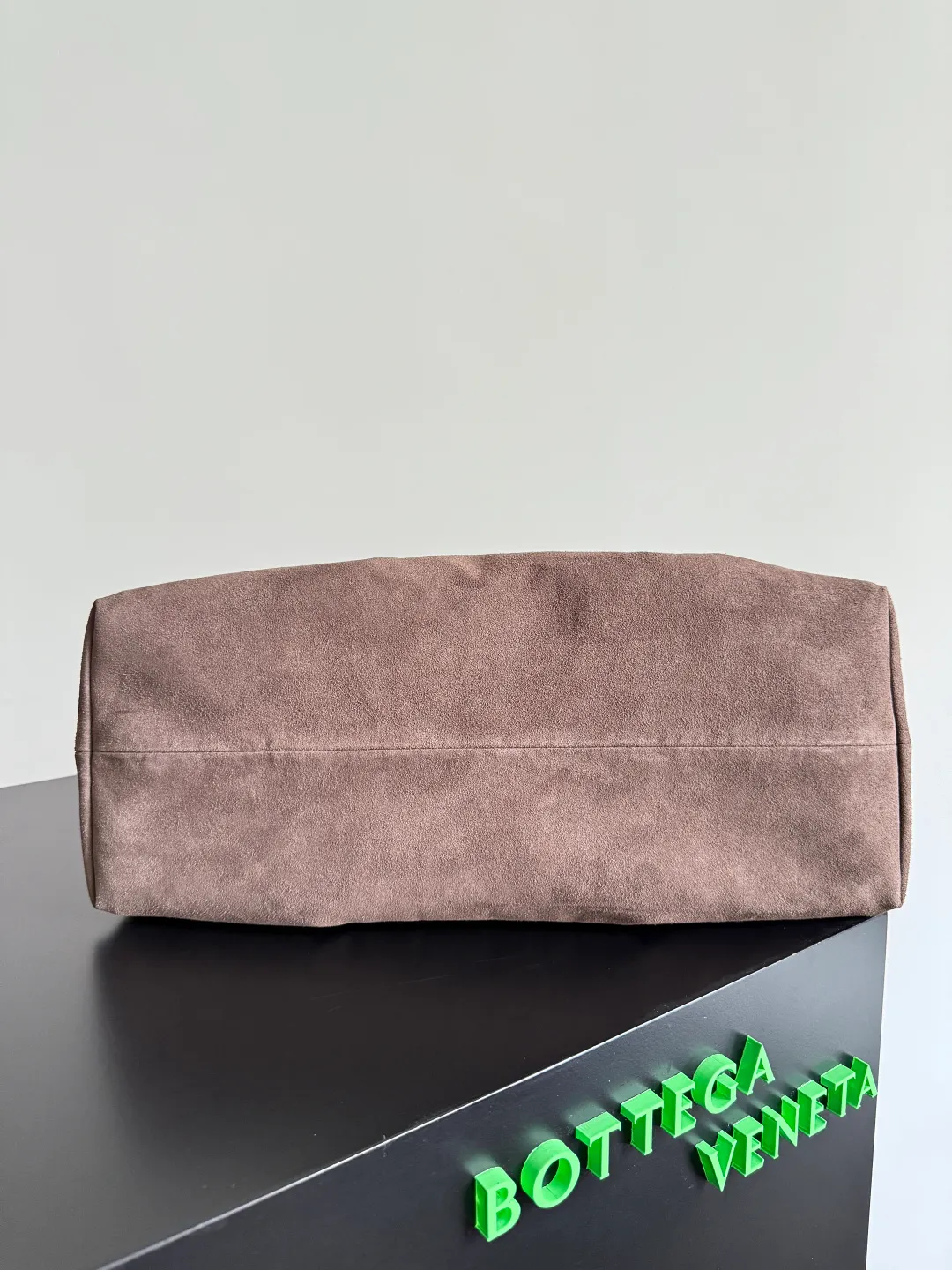 Batch 2660 Bottega Veneta 2025 new product PINACOTECA bag, iconic weaving process, skillfully crafted with 10mm Intrecciato process and equipped with suede lining. Four small strips of leather add character to the design and make the bag more stable. Relaxed yet sophisticated, casual yet refined, suede lining and double-sided design, suitable for shoulder and hand carry. The four straps can be adjusted into different shapes. One pack can be switched between two uses, easily integrating into your daily rhythm. Style number: 817166 Size: 43*23*17.5cm